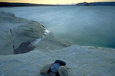 Die Oberfläche der Wahweap Bay des Lake Powell ist mit einer langen Belichtungszeit zu einem glatten Spiegel verlaufen