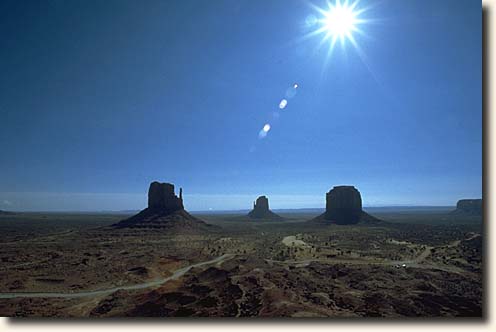 Monument Valley NTP: Tal und Zeugenberge am Mittag