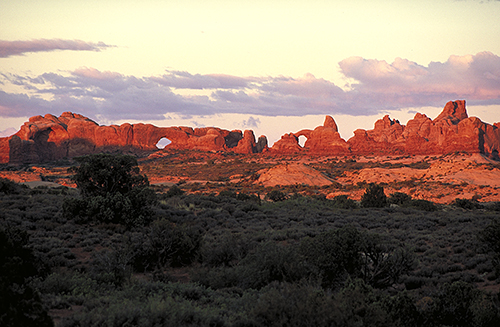 Windows Section. Arches NP Die Formationen der Windows Section leuchten im warmen Licht des Sonnenuntergangs