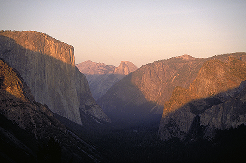 Das Yosemite Valley vom Tunnel View Point. Links im Vordergrund El Capitan, rechts hinten Half Dome.