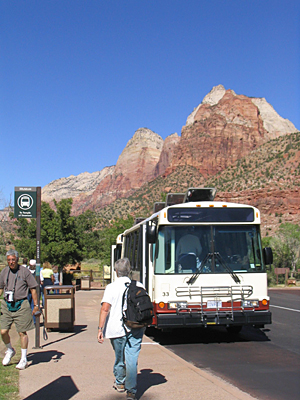 Bus des Zion Canyon Shuttles am Zion Human History Museum