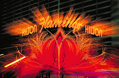 Die Lichter des Flamingo Hilton in Las Vegas sind unter Einsatz des Zoomeffekts photogen verlaufen