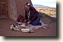 Monument Valley : Navajo Frau mahlt Mais